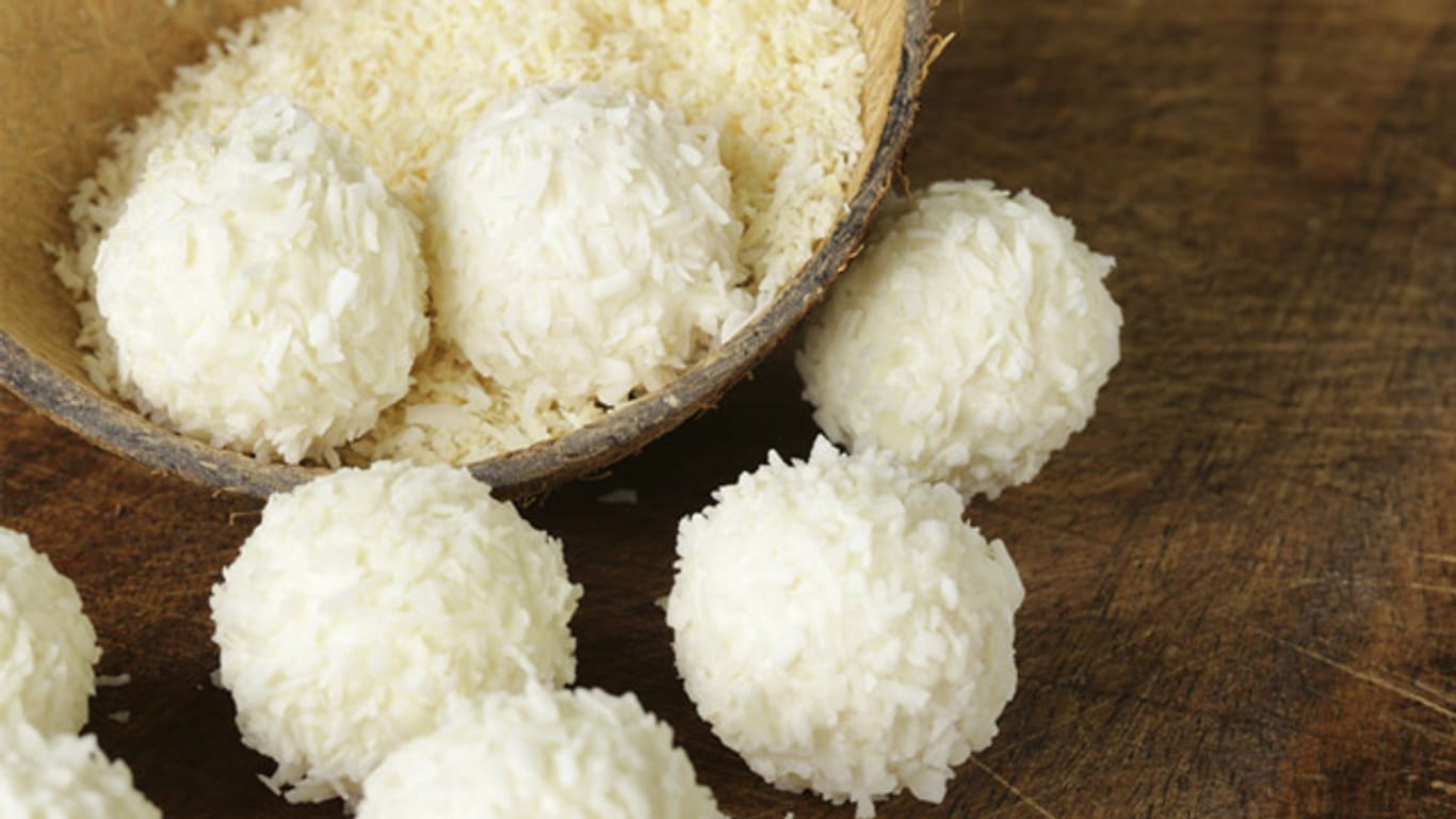 Das Rezept für die edlen, cremigen Kokospralinen ist schnell zubereitet