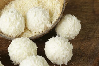 Das Rezept für die edlen, cremigen Kokospralinen ist schnell zubereitet