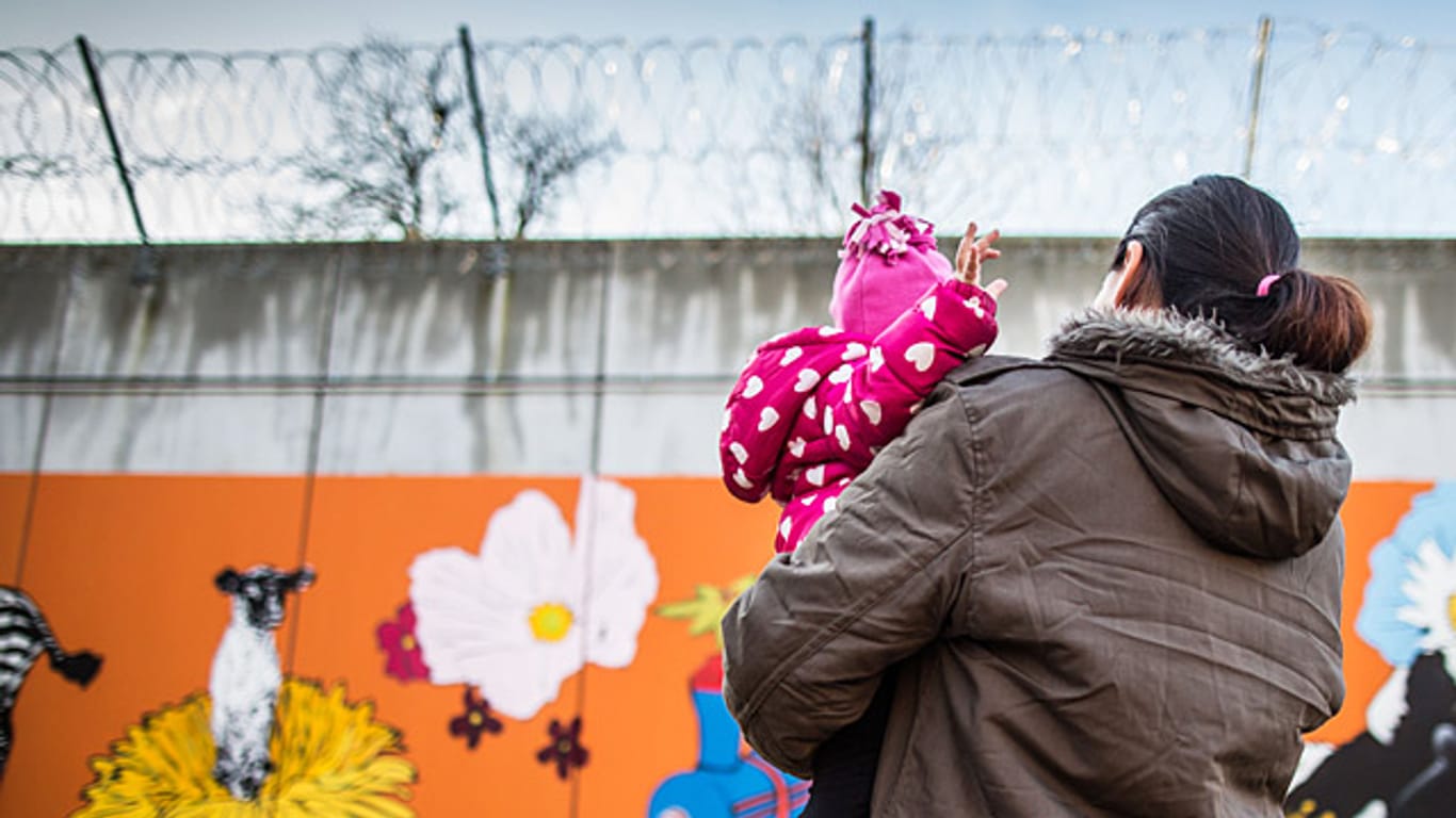 Frauengefängnis: Das einjährige Mädchen wächst bei seiner inhaftierten Mutter in der JVA Frankfurt-Preungesheim auf.