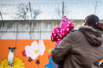 Frauengefängnis: Das einjährige Mädchen wächst bei seiner inhaftierten Mutter in der JVA Frankfurt-Preungesheim auf.