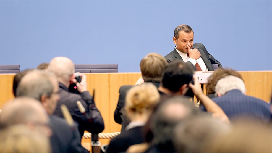 "Das ist heute mein letzter großer Auftritt hier in Berlin. Den Politiker Edathy gibt es nicht mehr", sagte Edathy auf seiner Pressekonferenz