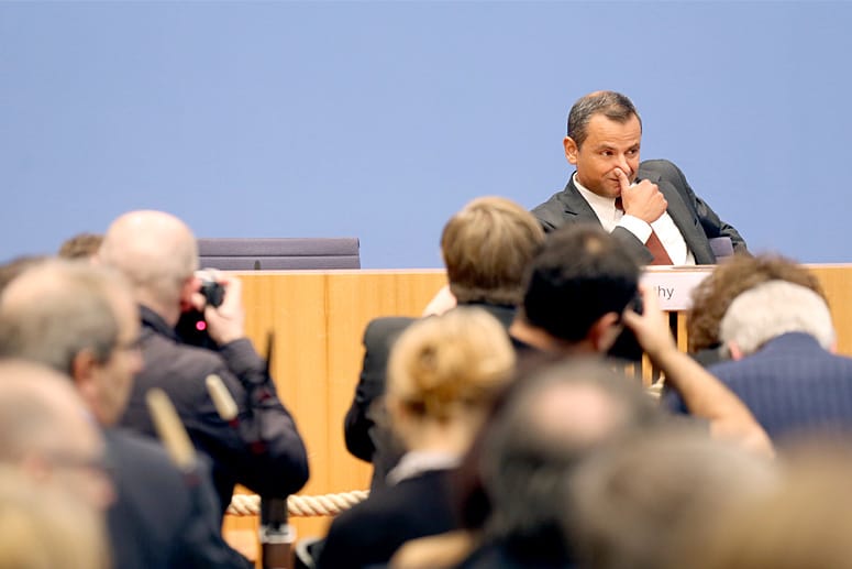 "Das ist heute mein letzter großer Auftritt hier in Berlin. Den Politiker Edathy gibt es nicht mehr", sagte Edathy auf seiner Pressekonferenz