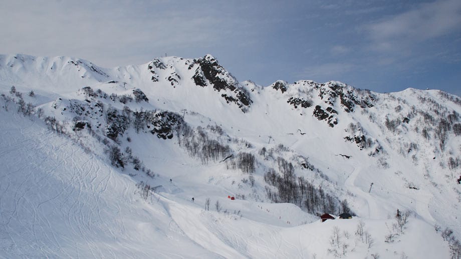 Rang 3: Kamenny Stolb - Krasnaya Polyana: Das Skigebiet Rosa Khutor liegt unweit von Sotschi im Kaukasus. Startet man an der 2468 Meter hoch gelegenen Bergstation mit Schwarzmeerblick und wählt den Zickzackkurs der Piste Horizont, quert via Labirint und Triton hinüber zum Plateau, um schließlich in den Skiweg Richtung Alpica einzuschwenken und vorbei an der Bobbahn die Station des Hochgeschwindigkeitszugs anzusteuern, dann hat man am Pistenende 14,9 Kilometer auf der Uhr.