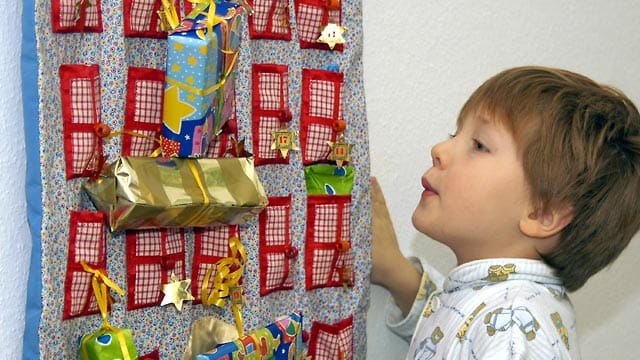 Ein selbstgemachter Adventskalender gehört zu den Ritualen, an die man sich gerne zurückerinnert.