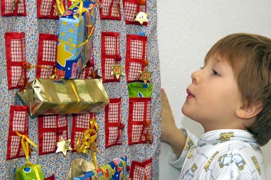 Ein selbstgemachter Adventskalender gehört zu den Ritualen, an die man sich gerne zurückerinnert.