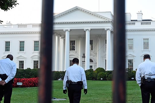Secret-Service-Agenten vor dem Weißen Haus in Washington
