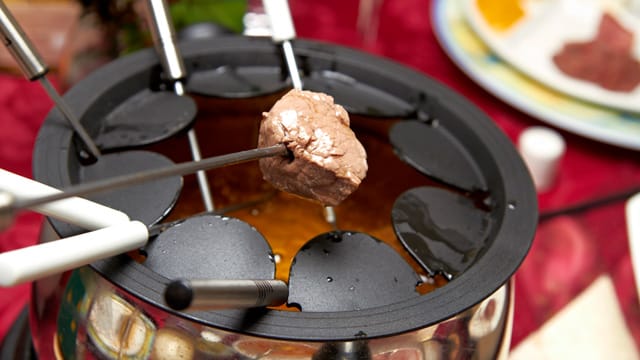 Das klassische französische Fleischfondue besteht hauptsächlich aus Rindfleisch und Rotwein