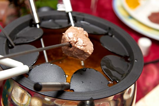 Das klassische französische Fleischfondue besteht hauptsächlich aus Rindfleisch und Rotwein