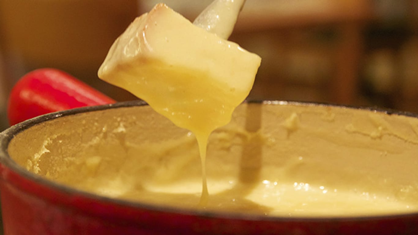 Vergessen Sie nicht, den Käse im Topf hin und wieder umzurühren, damit er nicht anbrennt