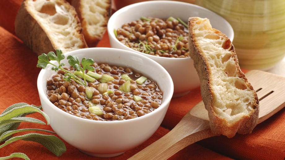 Linsensuppe ist deftig, lässt sich aber auch fettarm zubereiten.