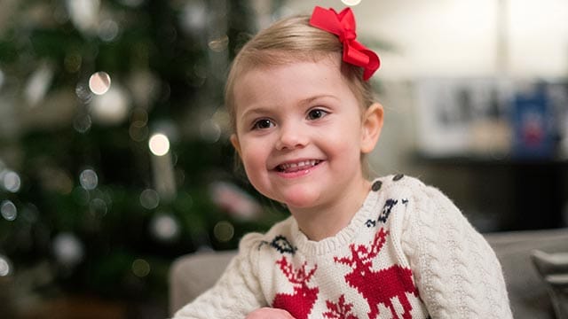 Die kleine Estelle freut sich. Sie darf den Weihnachtsbaum für das Stockholmer Schloss aussuchen und schmücken. Die kleine Estelle freut sich. Sie darf den Weihnachtsbaum für das Stockholmer Schloss aussuchen und schmücken.