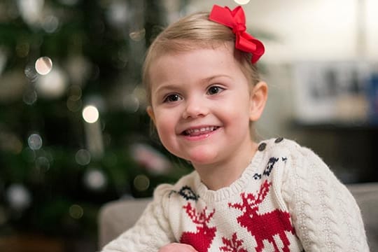 Die kleine Estelle freut sich. Sie darf den Weihnachtsbaum für das Stockholmer Schloss aussuchen und schmücken.