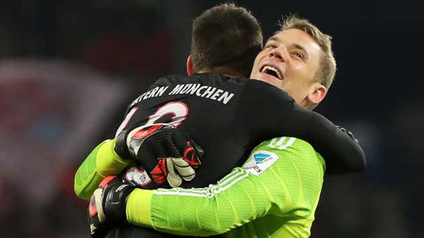 Bayern-Torwart Manuel Neuer (re.) umarmt nach dem Last-Minute-Sieg in Mainz Juan Bernat.