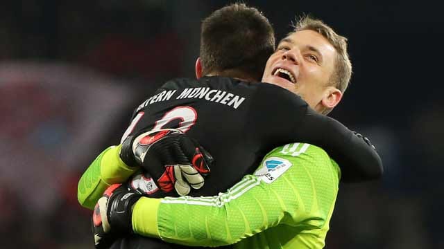 Bayern-Torwart Manuel Neuer (re.) umarmt nach dem Last-Minute-Sieg in Mainz Juan Bernat.