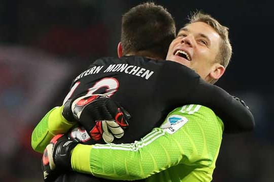 Bayern-Torwart Manuel Neuer (re.) umarmt nach dem Last-Minute-Sieg in Mainz Juan Bernat.