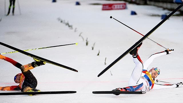 Kuriose Szene: Die Kombinierer Fabian Rießle (li.) und Jörgen Graabak werfen sich beim Teamsprint in Ramsau über die Ziellinie.