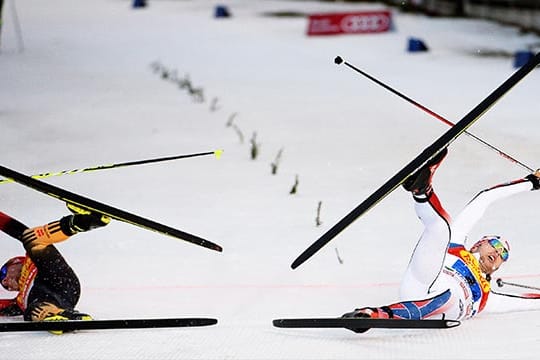 Kuriose Szene: Die Kombinierer Fabian Rießle (li.) und Jörgen Graabak werfen sich beim Teamsprint in Ramsau über die Ziellinie.