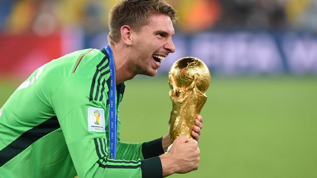 Jubel: Ron-Robert Zieler mit WM-Pokal und Medaille.