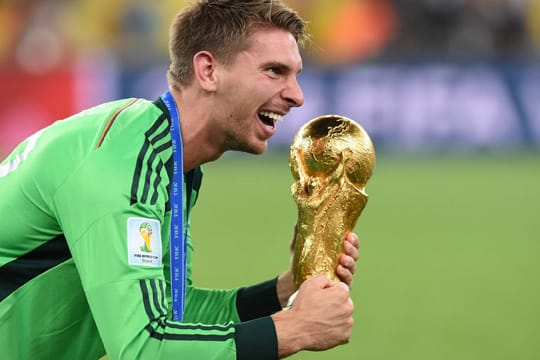 Jubel: Ron-Robert Zieler mit WM-Pokal und Medaille.