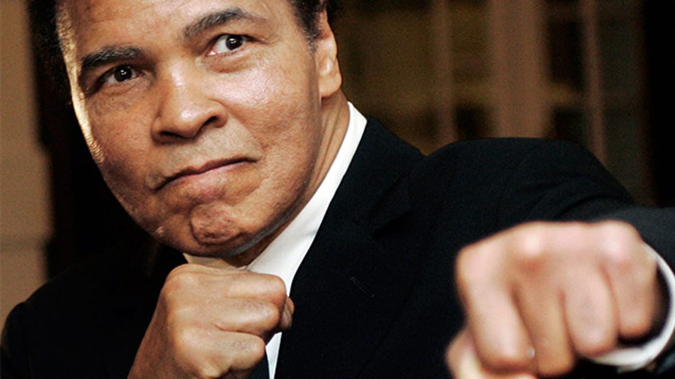 Boxlegende Muhammad Ali (hier im Jahr 2006) ist wegen einer Lungenentzündung im Krankenhaus.