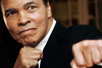 Boxlegende Muhammad Ali (hier im Jahr 2006) ist wegen einer Lungenentzündung im Krankenhaus.