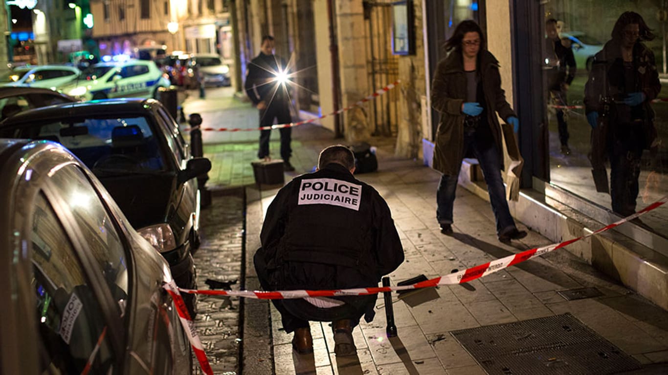 Polizisten untersuchen den Tatort in Dijon