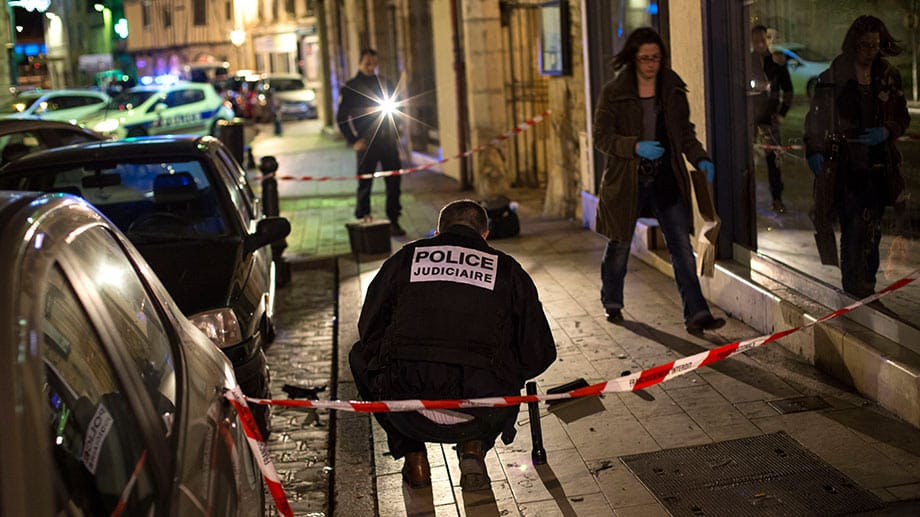 Polizisten untersuchen den Tatort in Dijon