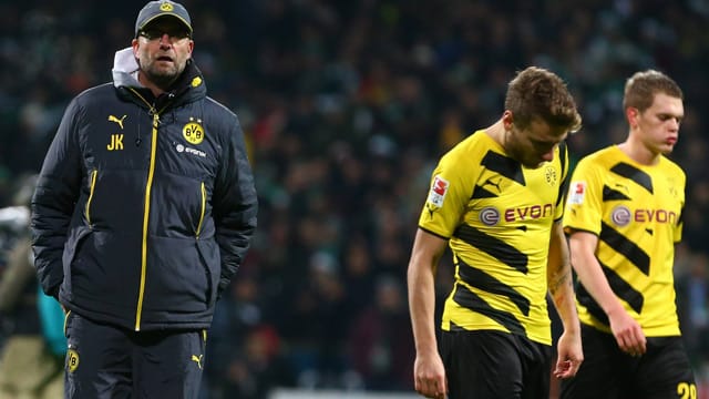 BVB-Coach Jürgen Klopp (li.) und seine Neuzugänge Ciro Immobile und Matthias Ginter (re.) schleichen wie geprügelte Hunde vom Platz. BVB-Coach Jürgen Klopp (li.) und seine Neuzugänge Ciro Immobile und Matthias Ginter (re.) schleichen wie geprügelte Hunde vom Platz.