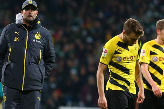BVB-Coach Jürgen Klopp (li.) und seine Neuzugänge Ciro Immobile und Matthias Ginter (re.) schleichen wie geprügelte Hunde vom Platz.