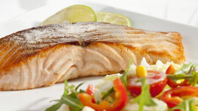 Lachs schmeckt nicht nur gut, sondern enthält auch viel Vitamin-D