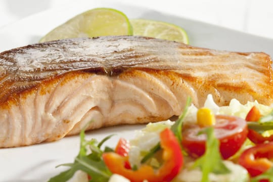 Lachs schmeckt nicht nur gut, sondern enthält auch viel Vitamin-D