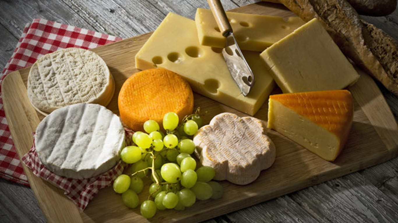 In Milchprodukten wie Camembert, Emmentaler und Gouda ist viel Vitamin B6 enthalten