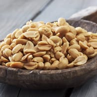Erdnüsse enthalten besonders viel Biotin im Vergleich zu anderen pflanzlichen Lebensmitteln