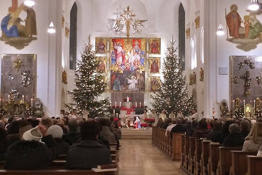 Muslimische Lieder bei einer christlichen Messe. Eine gute Idee?