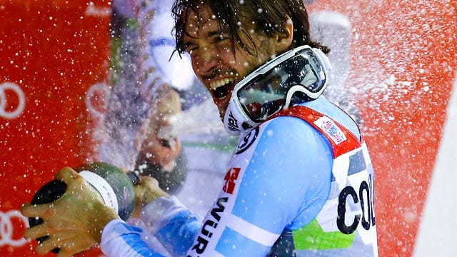 Felix Neureuther feiert seinen Sieg beim Nachtslalom in Italien.