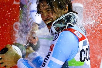 Felix Neureuther feiert seinen Sieg beim Nachtslalom in Italien.