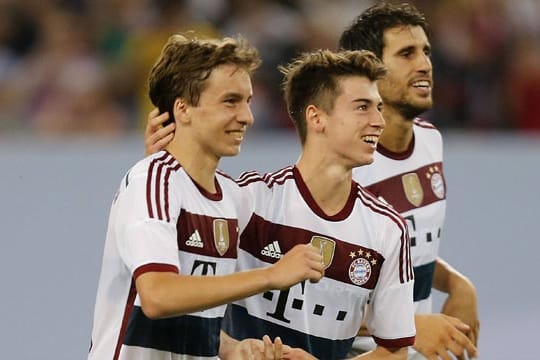 Gianluca Gaudino (li.), Lucas Scholl und Javier Martinez (re.) beim Torjubel