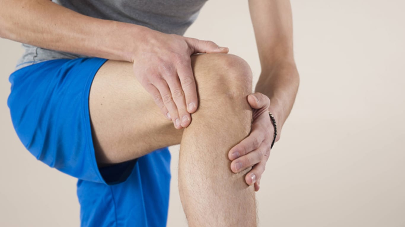 Eine Schleimbeutelentzündung im Knie kann sehr schmerzhaft sein und tritt meist in Folge einer Verletzung oder Überbelastung auf