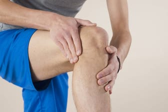 Eine Schleimbeutelentzündung im Knie kann sehr schmerzhaft sein und tritt meist in Folge einer Verletzung oder Überbelastung auf
