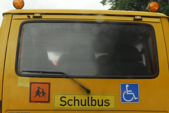 Schulbus für Behinderte (Symbolbild): Eine Begleiterin von behinderten Schulkindern hat sich einen höheren Lohn erstritten