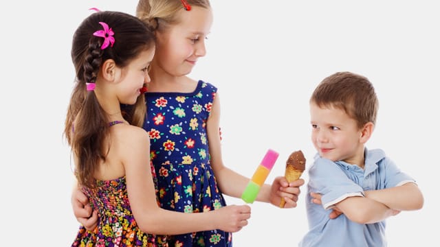 Kleinkind: Kleine Kinder reagieren mit Trotz, wenn nicht gerecht geteilt wird.