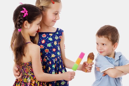 Kleinkind: Kleine Kinder reagieren mit Trotz, wenn nicht gerecht geteilt wird.