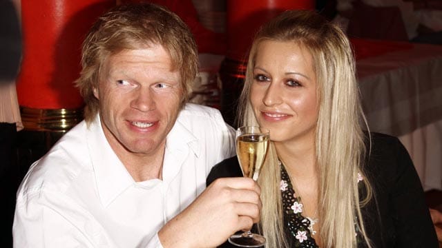 Ex-Bayern-Keeper Oliver Kahn und Verena Kerth sorgten im Jahr 2003 für jede Menge Schlagzeilen. Ex-Bayern-Keeper Oliver Kahn und Verena Kerth sorgten im Jahr 2003 für jede Menge Schlagzeilen.