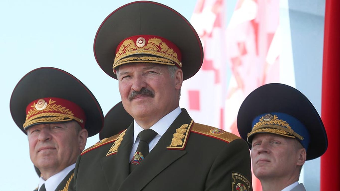 Unter dem Eindruck der schweren Wirtschaftskrise in Russland hat der weißrussische Präsident Alexander Lukaschenko zahlreiche Führungsämter der Ex-Sowjetrepublik neu besetzt.