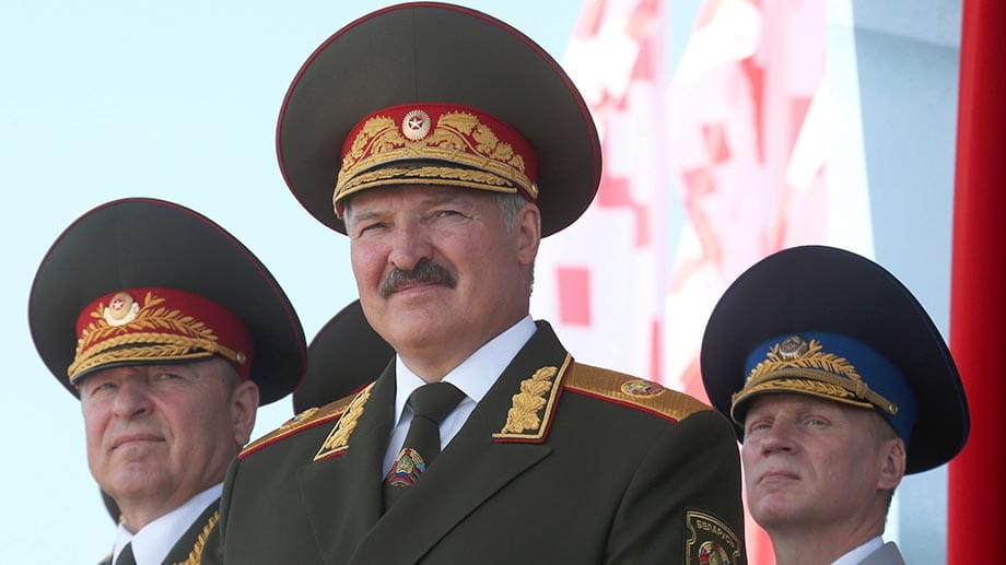 Unter dem Eindruck der schweren Wirtschaftskrise in Russland hat der weißrussische Präsident Alexander Lukaschenko zahlreiche Führungsämter der Ex-Sowjetrepublik neu besetzt. Unter dem Eindruck der schweren Wirtschaftskrise in Russland hat der weißrussische Präsident Alexander Lukaschenko zahlreiche Führungsämter der Ex-Sowjetrepublik neu besetzt.
