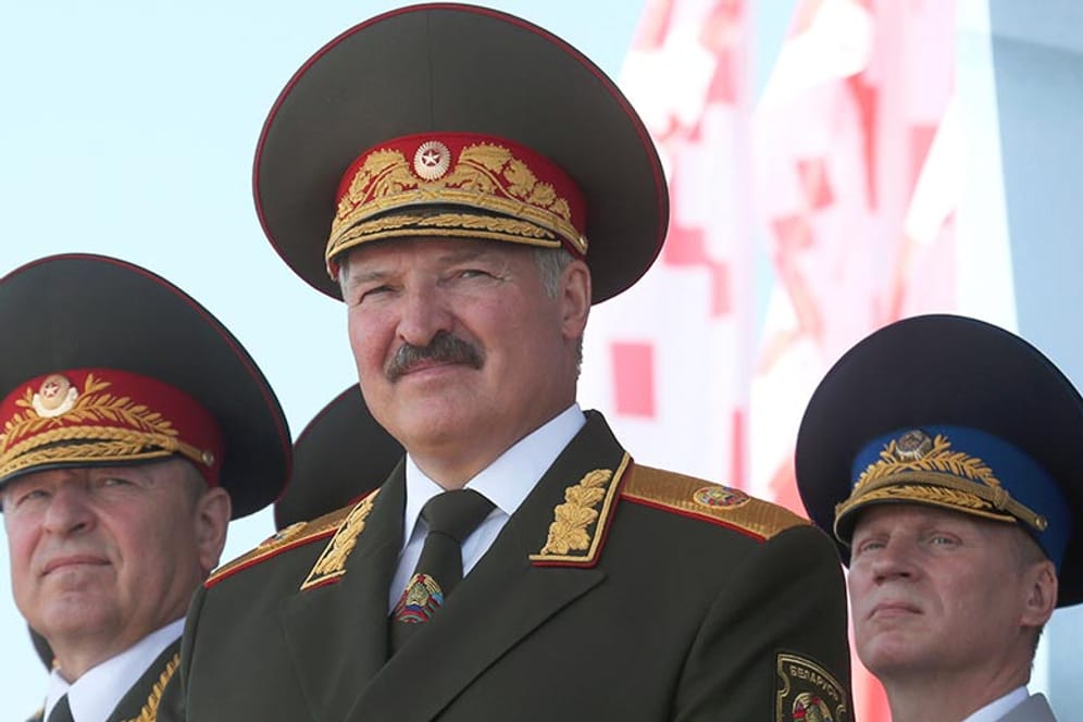 Unter dem Eindruck der schweren Wirtschaftskrise in Russland hat der weißrussische Präsident Alexander Lukaschenko zahlreiche Führungsämter der Ex-Sowjetrepublik neu besetzt.