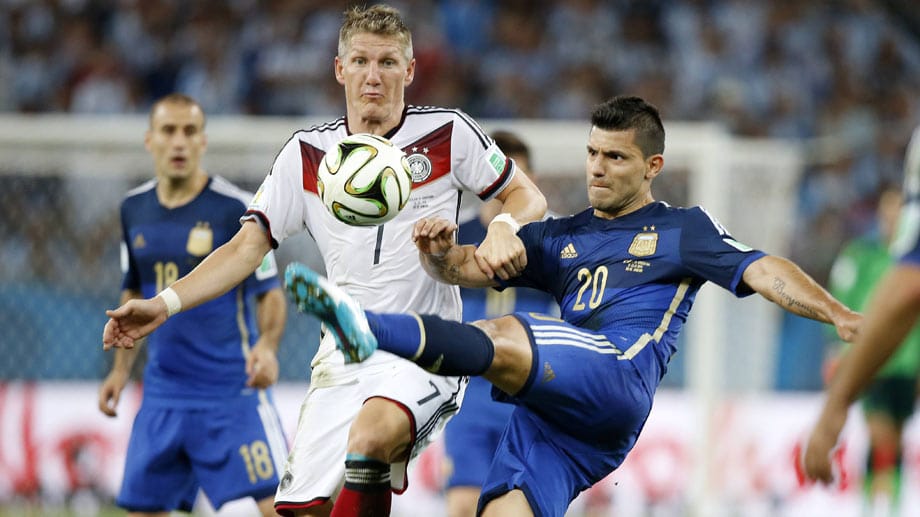 Sergio Aguero (re.) und Bastian Schweinsteiger