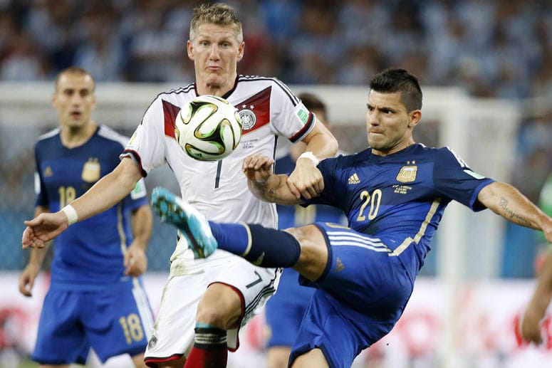 Sergio Aguero (re.) und Bastian Schweinsteiger