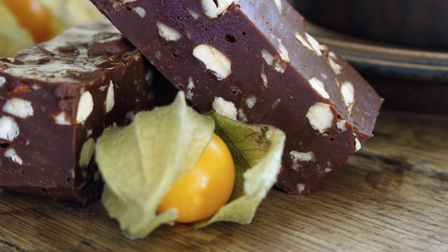 Diese kleinen Pralinen aus Nougat und Nüssen sind eine wahrhaftige Verführung