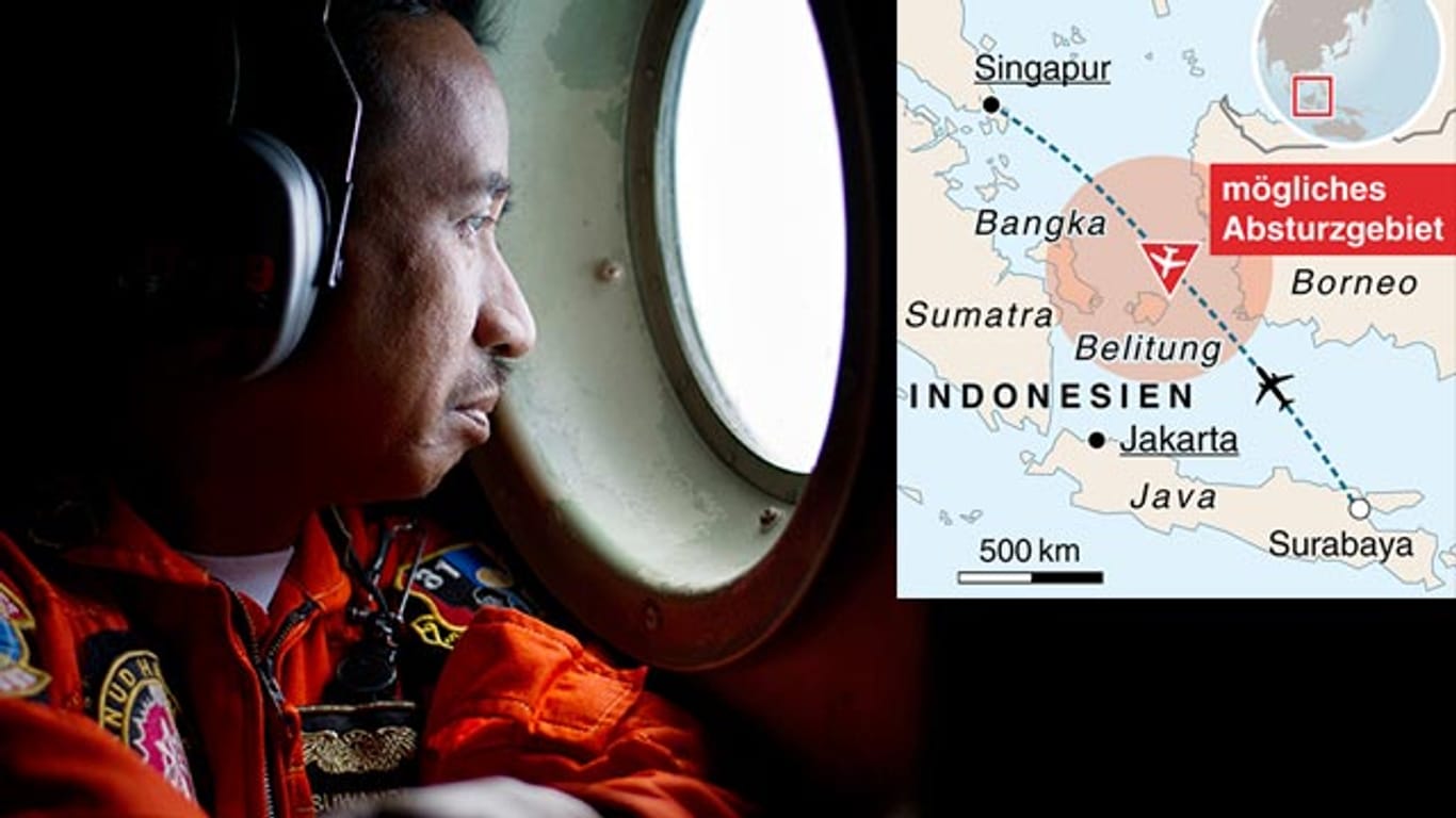 Ein Mitglied der Rettungsmannschaften Indonesiens sucht in einer Hercules C130 das mögliche Unglücksgebiet von AirAsia-Flug QZ8501 nahe der Insel Belitung ab